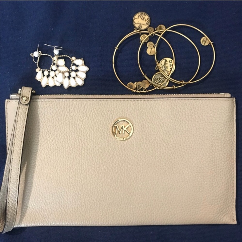 NWOT Authentic Michael Kors Wristlet